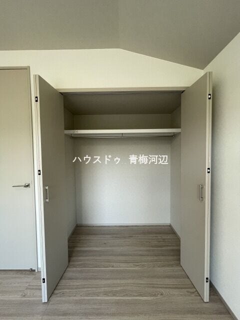 東側6帖洋室収納:パイプハンガーつきなので新たに家具を買わずにすみます。間仕切りがないので湿気がこもりにくくなっています。