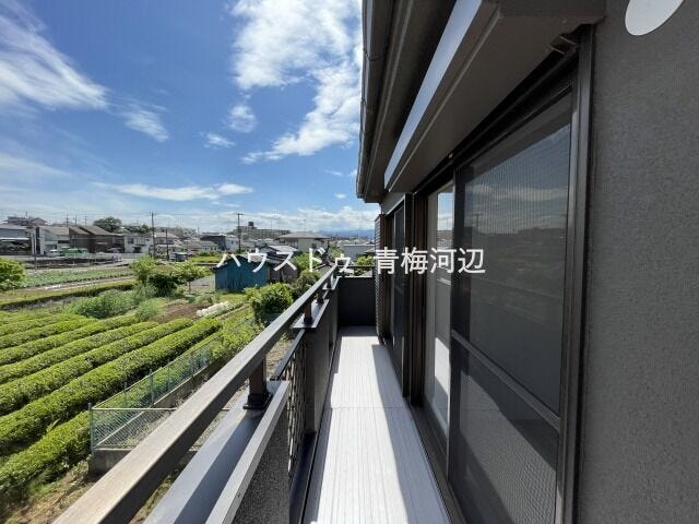 バルコニー:明るい日差したっぷりのバルコニーです♪こんな天気の良い日は気持ち良く洗濯物を干せますね!