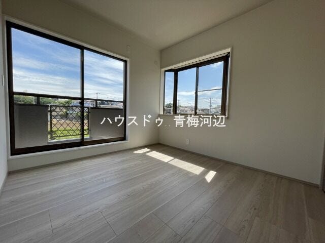 西側6帖洋室:2面採光なので日当たり、風通しともに良好です。写真には写っていませんが、収納があるのでお洋服などすっきりと片付けることができます。