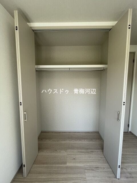 西側6帖洋室:ハンガーパイプにお洋服を掛けておけばシワや型くずれを防げます。枕棚にバッグや帽子などを置いておけばコーディネートを考えるのも楽になりますね。