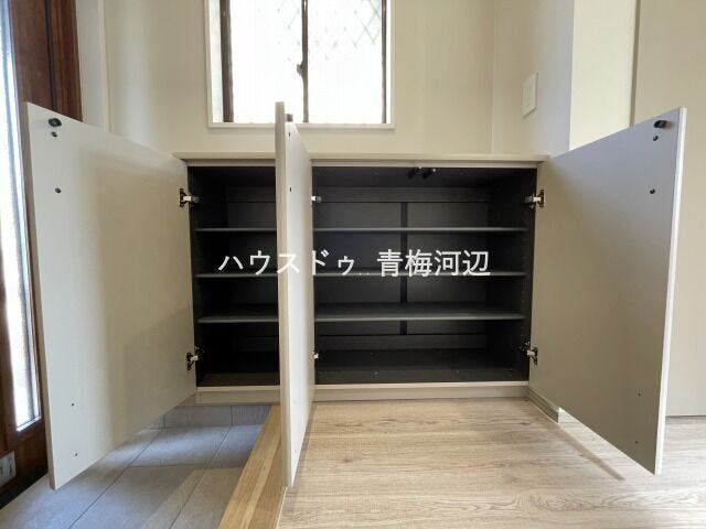 玄関収納:下駄箱もあるので玄関を広くお使いいただけそうです。
