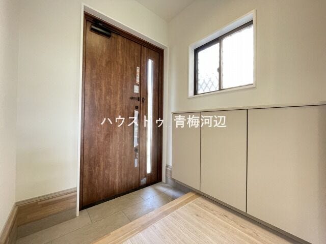 玄関:玄関ドアのスリットからの採光は、玄関に適度な明るさと光のアクセントをくわえてくれます。ご家族を気持ちよく迎えることができそうです。