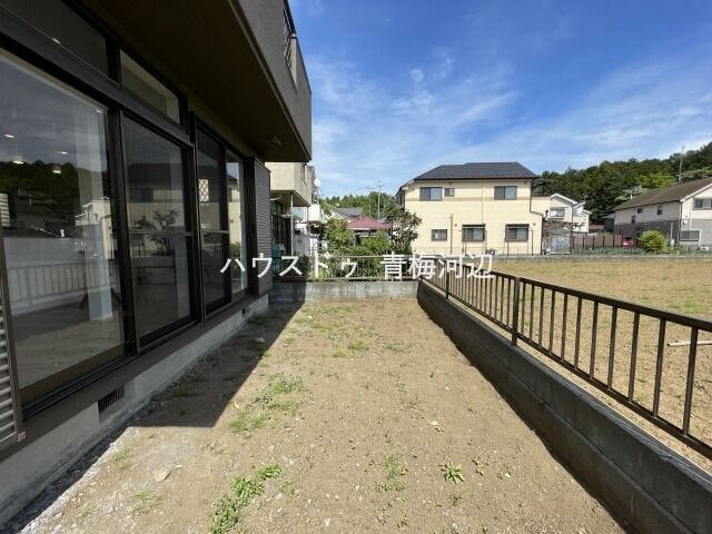 庭:ご家族で家庭菜園やガーデニングを楽しむことができそうです。ハーブなどを育てて、お子様と収穫したりもできそうです。収穫したものでお料理をしたりもできそうです。