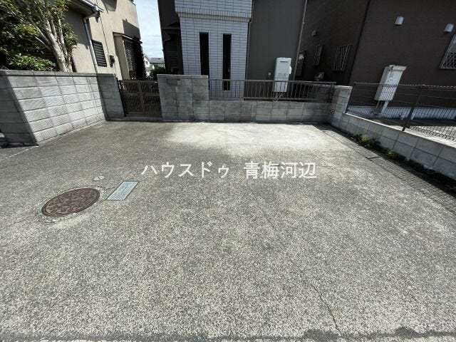 駐車場:並列で普通車2台、軽自動車1台駐車することができます。お友達が来た時に入替不要なのはうれしいですね。