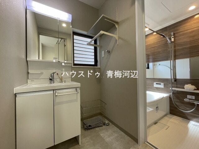 洗面所:二面鏡の裏は収納になっているので、歯ブラシや化粧品など細々した物をしまうことができます。すっきり片付くので、お掃除もはかどりそうです。