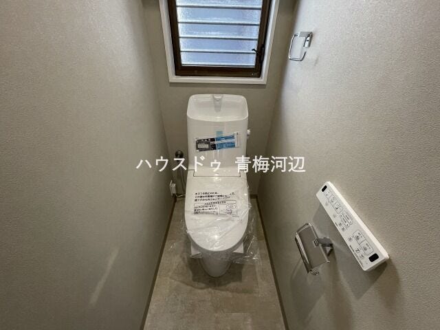 トイレ:窓があり、電気をつけなくても日中は明るく爽やかなトイレになっています。ウォシュレット機能付です。