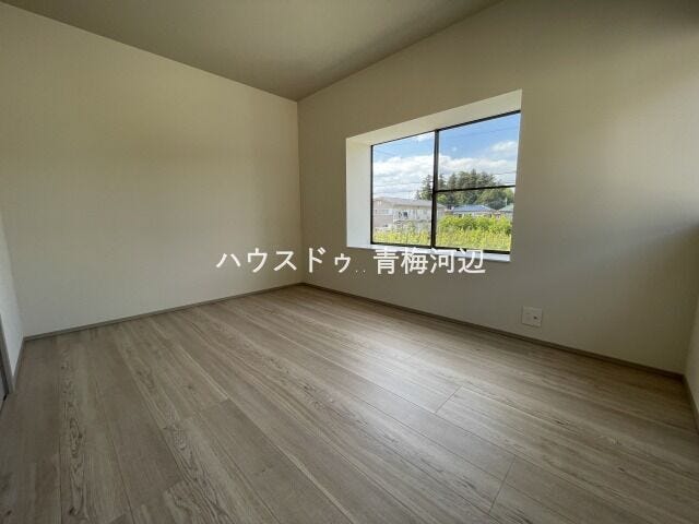 北側6帖洋室:北側にあるお部屋ですが、たっぷりと日差しが降り注ぐので明るい空間になっています。プライベートの時間も気持ちよく過ごすことができます。