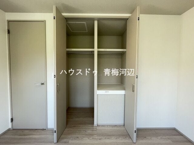 北側6帖洋室収納:ハンガーパイプや枕棚も標準装備されたクローゼットです。