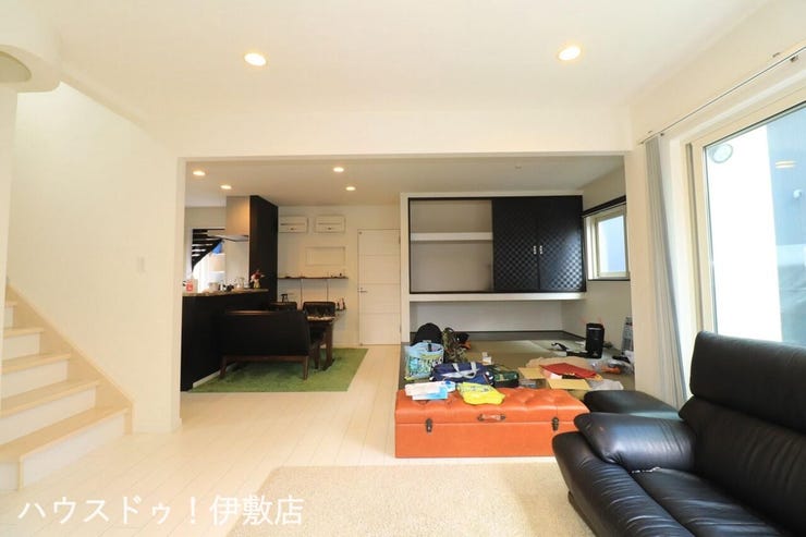 松原町３丁目 中古戸建 【リビング】
白を基調とした室内で清潔感と開放感があります！
※一部AIによる家具消し