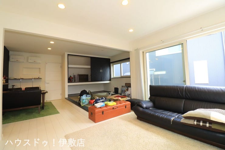 松原町３丁目 中古戸建 【リビング】
東南側に大きな掃き出し窓があり、部屋の奥まで光が入りやすいリビング