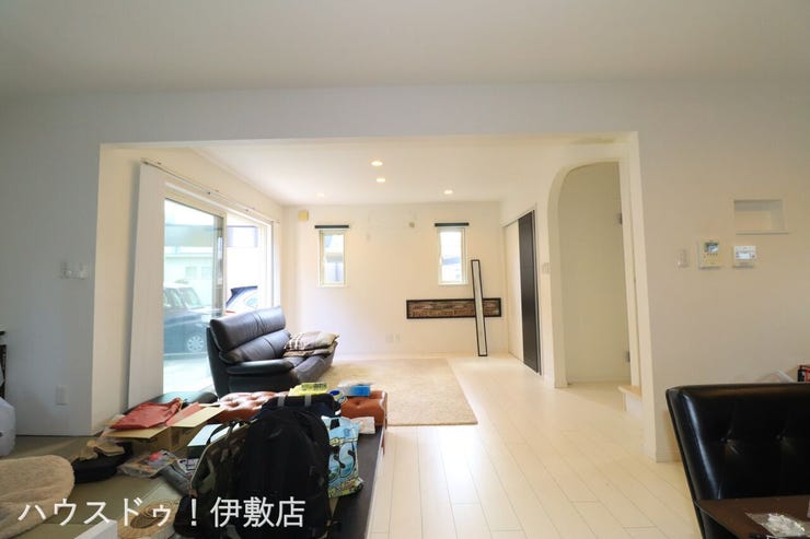 松原町３丁目 中古戸建 【リビング】
東南側と南西側に窓があり、一日を通して光が入りやすいリビングです！