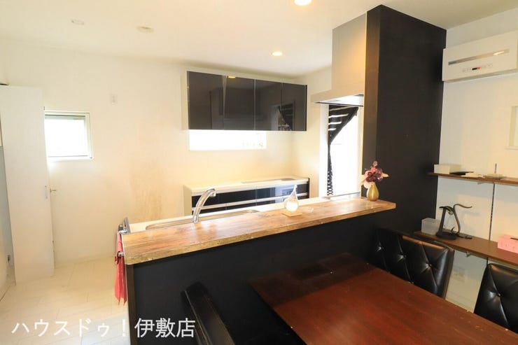 松原町３丁目 中古戸建 【キッチン】
暗色系のアクセントクロスを使用しており、空間をぐっと引き締めていますね。
※一部AIによる家具消し