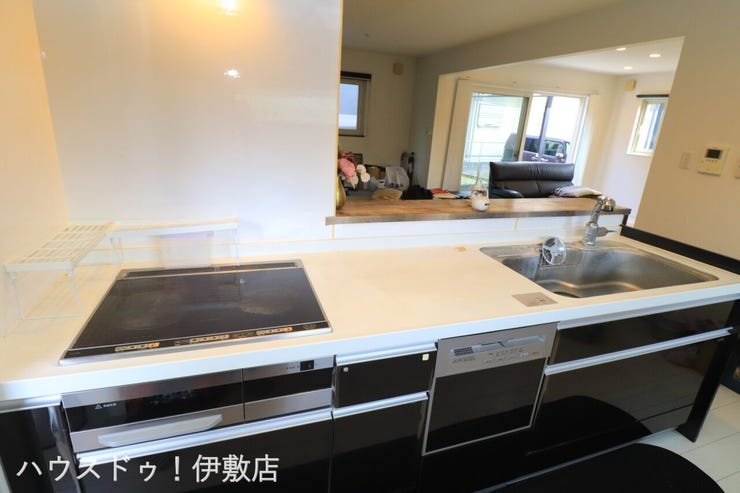 松原町３丁目 中古戸建 【キッチン】
人造大理石のワークトップもゆとりがあり、お子様と一緒にお菓子作りも楽しめそうです。スライド収納は広々としているので大きなお鍋やこだわりの調理グッズもたくさん収納することができます。