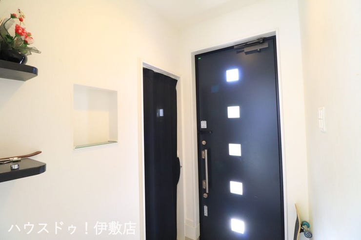 松原町３丁目 中古戸建 【玄関】
ニッチや飾り棚付きで、小物やお花などを飾って気持ちよく出入りできます