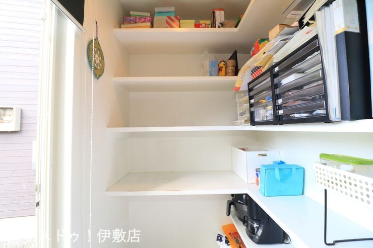松原町３丁目 中古戸建 【パントリー】
広々としたパントリー付。調理器具や保存食品など収納可能です