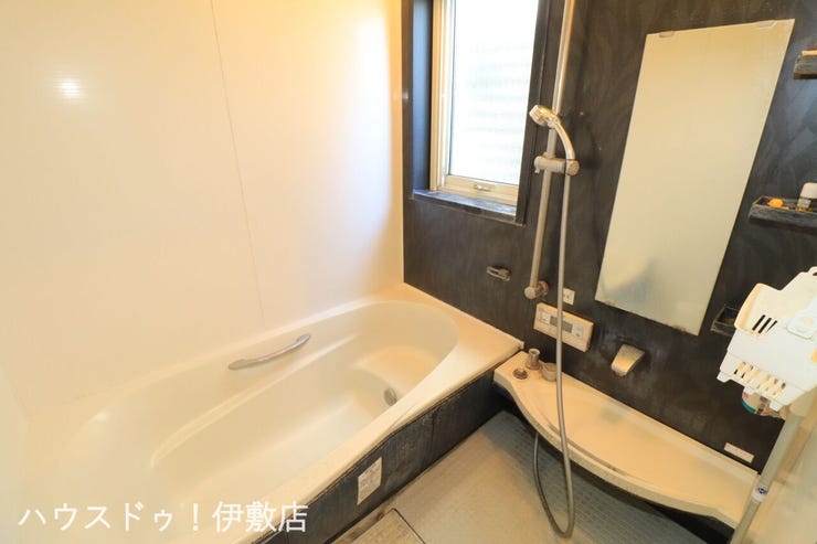 松原町３丁目 中古戸建 【浴室】
シックな雰囲気のくつろぎスペースの浴室。ゆったり足を伸ばして入浴でき、一日の疲れも癒されそうですね。