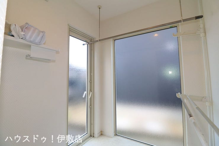 松原町３丁目 中古戸建 【サンルーム】
東南側に大きなすりガラス付で光が入りやすいサンルーム。物干し金具や洗濯機置場付きで、洗う、干すがまとめてできる空間