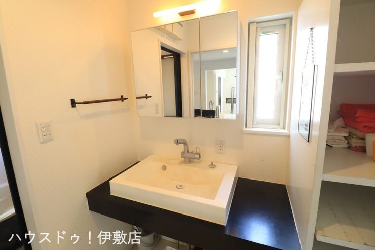 松原町３丁目 中古戸建 【洗面台】
人気の3面鏡を採用しました。
ミラー裏が収納になっているので、生活感を出さずに収納することが出来ます