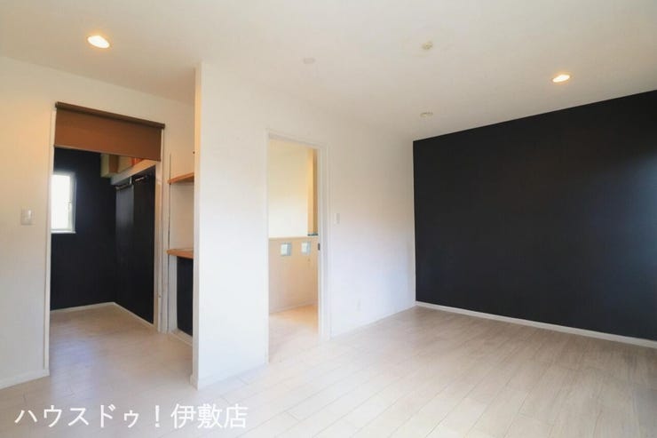 松原町３丁目 中古戸建 【洋室8.5帖】
洋室8.5帖には広々としたウォークインクローゼット付
※AIによる家具消し