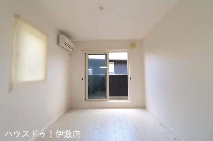 松原町３丁目 中古戸建 【洋室6帖】
白を基調とした室内で清潔感と開放感があります
※AIによる家具消し