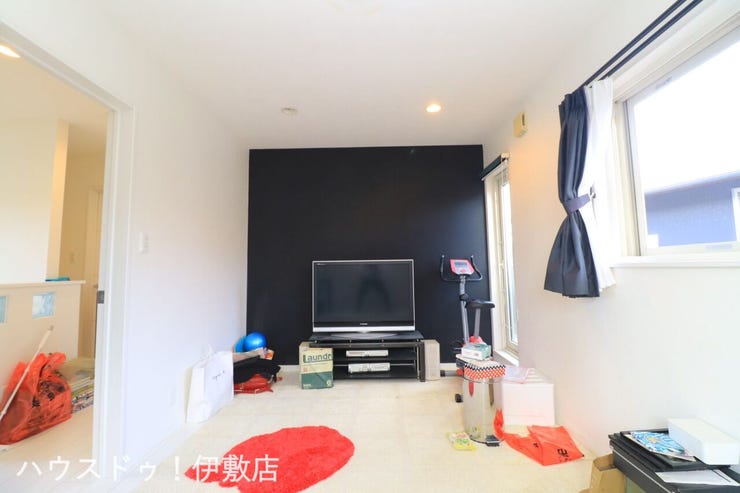 松原町３丁目 中古戸建 【洋室8.5帖】
東南側と南西側に窓があり、一日を通して光が入りやすい洋室です！