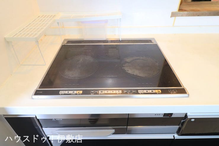 松原町３丁目 中古戸建 【IHクッキングヒーター】
火を使わないので、小さなお子様にも安心♪お手入れもさっとひと吹きです。