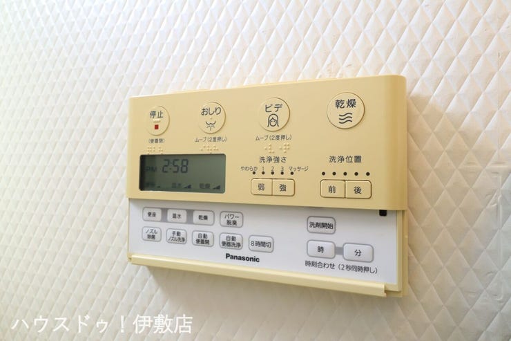 松原町３丁目 中古戸建 【温水洗浄便座】
寒い冬の日にもヒヤッとせずおしりを温かく包んでくれる暖房便座。今ではなくてはならない設備。