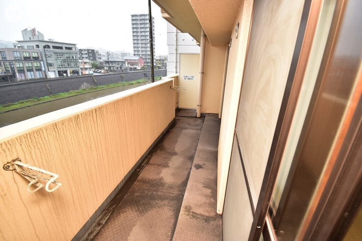 新照院町 ダイアパレス新照院 【バルコニー】南西向きの日当たり良好なバルコニーです♪前面は甲突川が流れ、開放感のある眺望です♪