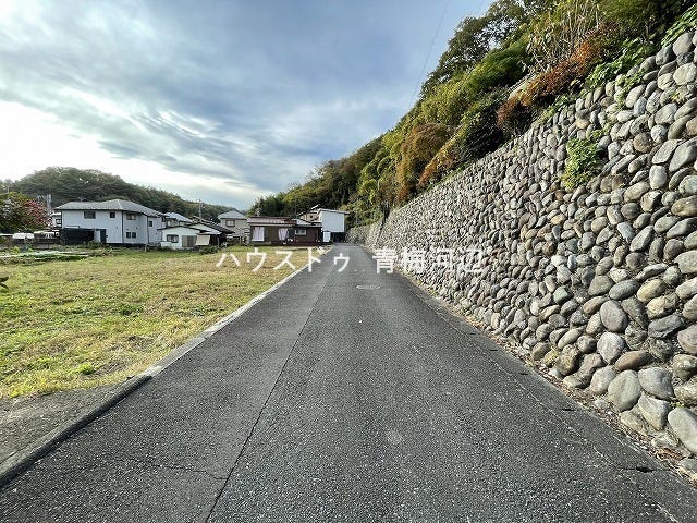 幅員約4mの前面道路です。普通車が1台通れる幅となります。
