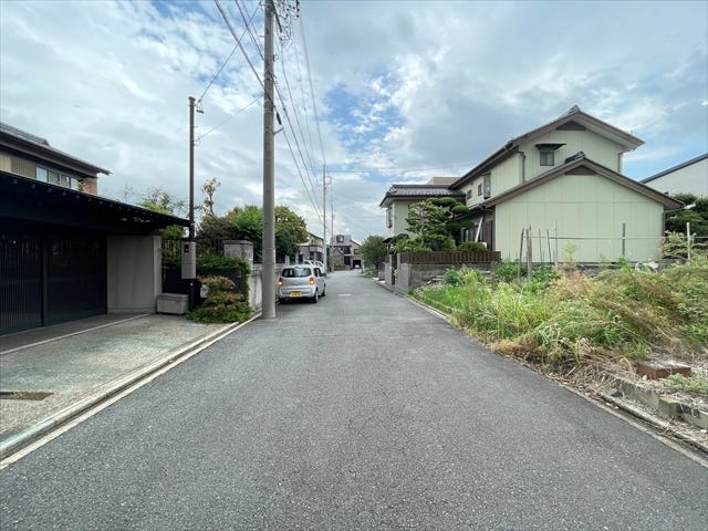 幅員約6mの前面道路です。道路幅が広いので、向かいの住宅とも距離があるため日当たりも確保しやすいです。