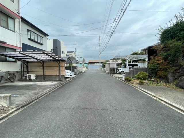 幅員約6mの前面道路です。道路幅にゆとりがあるので、車種を選びません。大きめの車を乗りたい方にもオススメです。