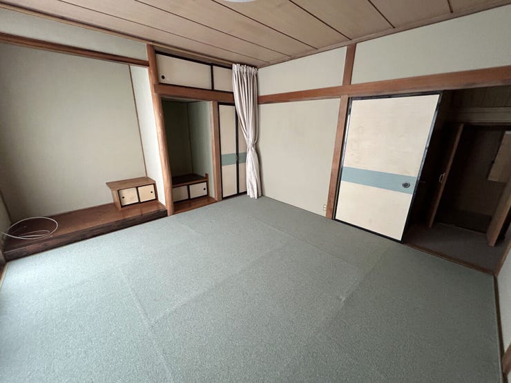 室内(2025年11月)撮影
◎現地案内予約受付中!◎
広々お過ごしいただける8帖の和室です♪