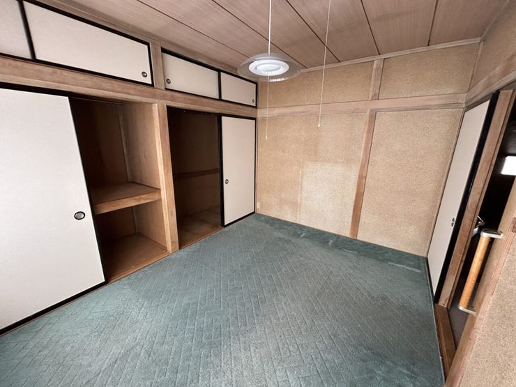 室内(2025年11月)撮影
◎現地案内予約受付中!◎
押入や出入口の戸は引き違い戸のため、開き戸を開閉するときの前後のスペースが必要なく、周辺の空間を有効的に使うことができます♪