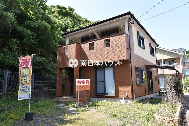 【外観】
2026年7月撮影◇内外装リフォーム済の中古戸建。落ち着いたブラウンを基調とした外観で、南面バルコニーを備えています。