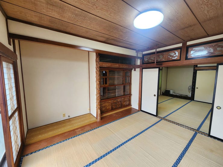 室内(2025年10月)撮影
◎本日案内可能◎
続き間仕様の和室のため、親戚が集まる行事事も広く使えて安心です◎