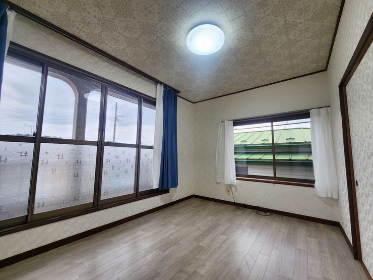 室内(2025年10月)撮影
◎本日案内可能◎
明るく風通し良好な2階洋室♪