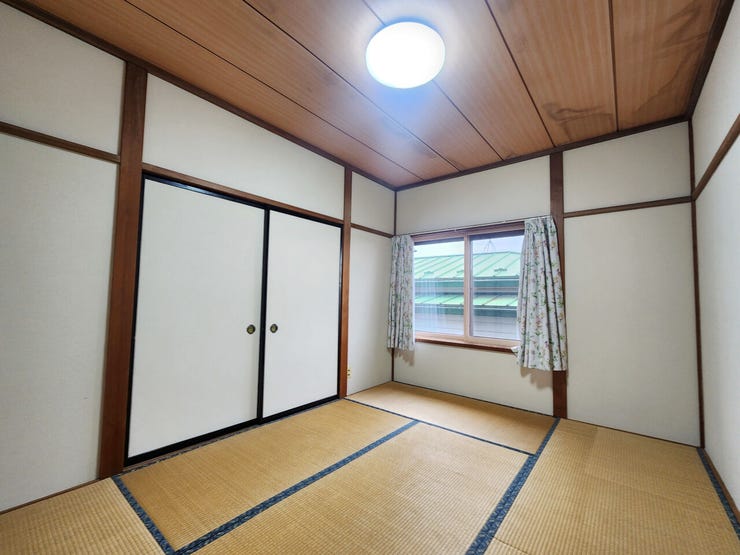 室内(2025年10月)撮影
◎本日案内可能◎
2階6帖の和室は扉を開ければ6帖の洋室と続き間になります◎