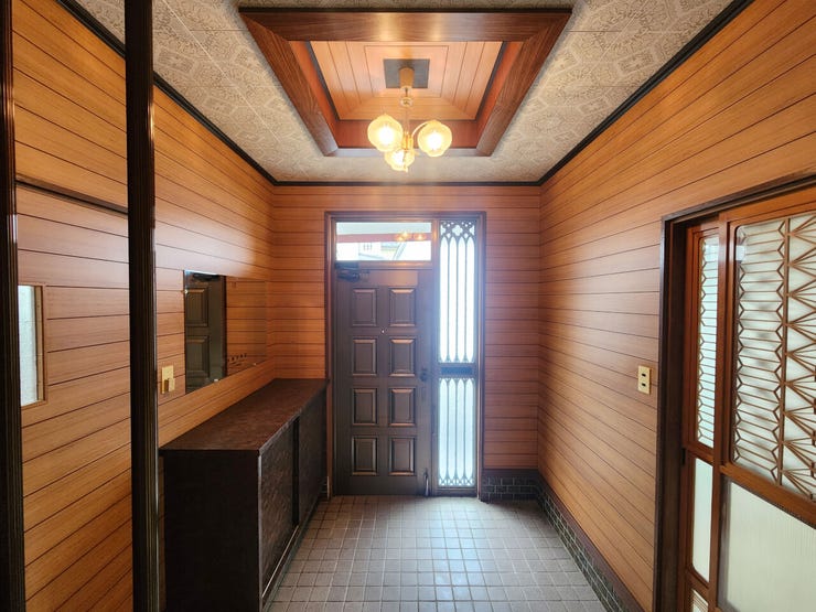 室内(2025年10月)撮影
◎本日案内可能◎
ドアからの光が玄関を明るく照らしてくれます♪