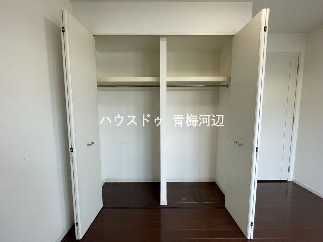 6.2帖洋室収納:新たに家具を買わなくても良いので、ハンガーパイプ付きのクローゼットは嬉しいですね。収納が付いているのでお部屋を広く使う事ができます。