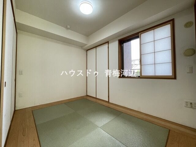 5帖和室:LD隣接でキッチンにいてもご家族の様子を見ることができます。収納スペースもしっかりあるので、お布団などをしまうことができます。