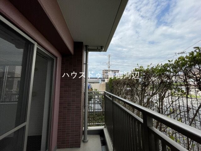バルコニー:天気がいい日はお洗濯もカラっと乾きそうですね。