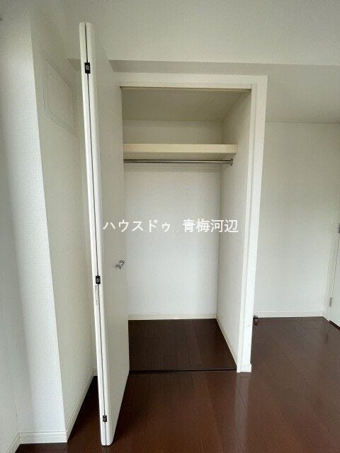 5帖洋室収納:ハンガーパイプや枕棚も標準装備されたクローゼットです。