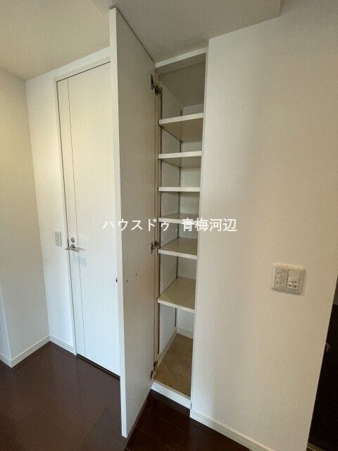 廊下収納:居室以外にも収納スペースが設置されており、使用頻度の低いものや季節家電、掃除道具や防災グッズなどをしまっておけます。