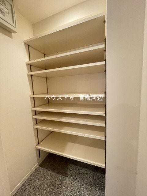 玄関収納:収納スペースがしっかりあるので、散らかりがちな玄関もすっきりと片付けることができます。片付いているとお掃除もはかどりますね。