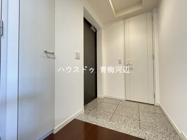 玄関:廊下との段差があまりなく、つまづかずに靴を履いたり脱いだりできます。
