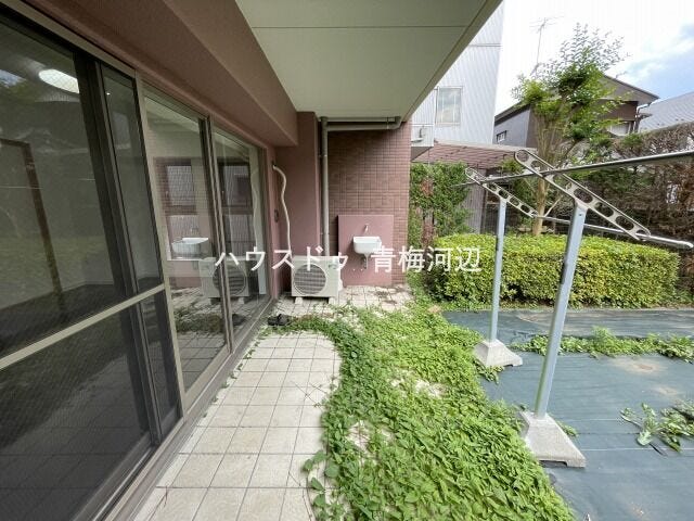 テラス:天気の良い日はカフェ気分でくつろげるプライベート空間になっております。
