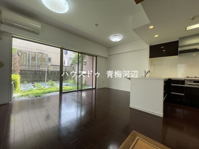 9.8帖リビング:テラスからたっぷりと日差しを入れてくれます。景色を見ながらの在宅ワークもできそうですね。