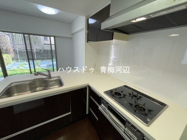キッチン:L字のキッチンは作業動線が短いことや、作業スペースが広くなり効率がよくなり、複数人での調理が行いやすくなります。