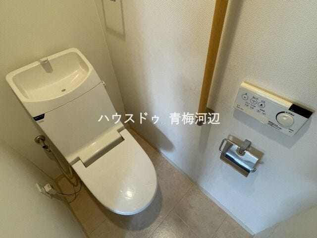 トイレ:ホワイトを基調とした清潔感のあるトイレです。収納がございますのでトイレットペーパーのストックやお掃除グッズなどをしまうことができます。