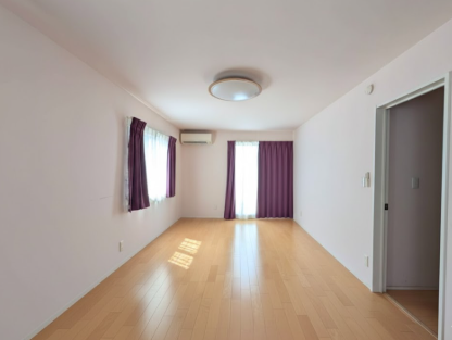 大きな窓から差し込む光が気持ちいい!陽だまりの中で過ごす贅沢な時間!